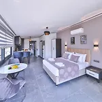 White House 3*