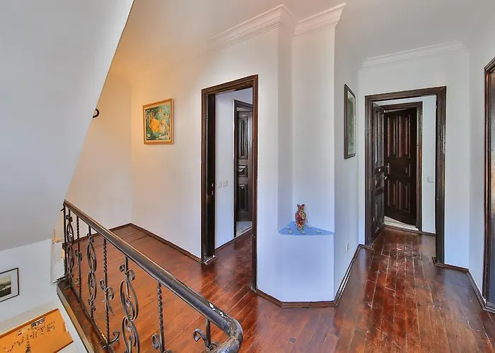 White House Guest house 3*